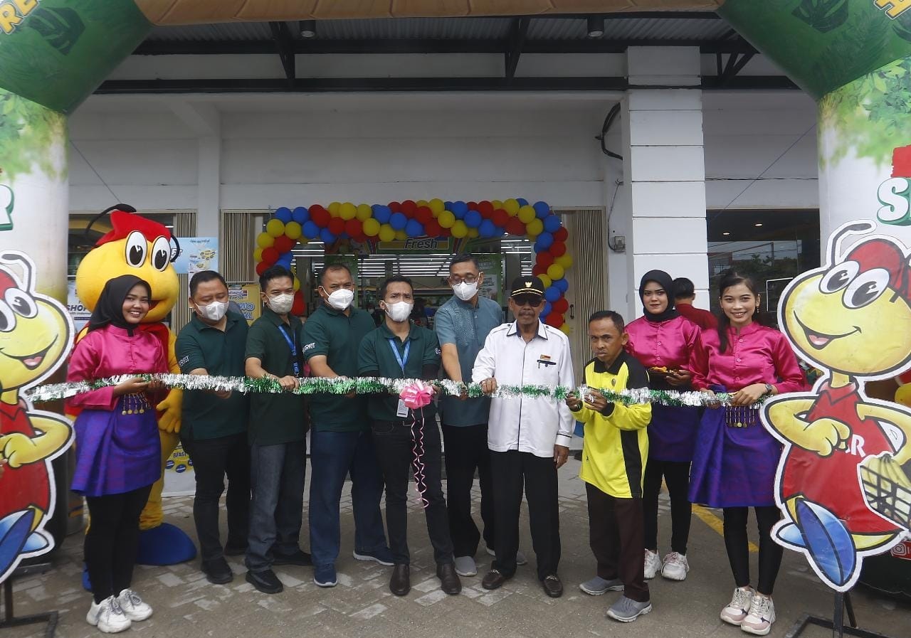 Branch Manager Indomaret Pekanbaru Antonius Budiono (lima kiri), DBM Administrasi Indomaret  Aep Saepulloh (tiga kiri), DBM Operasional Suyanto (empat kiri), Area Manager Indomaret Pekanbaru Abas Sahroni (dua kiri) melakukan pemotongan pita peresmian Indo