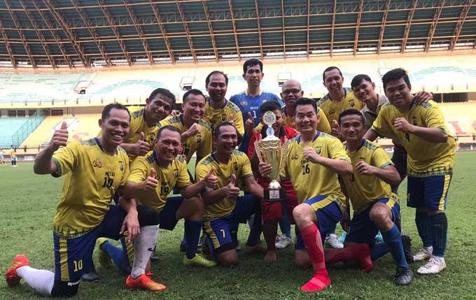 Pemain Bhayangkara FC melakukan selebrasi usai penyerahan trofi Turnamen Sepakbola U40+ di Stadion Utama Riau, Sabtu (11/3/2023).