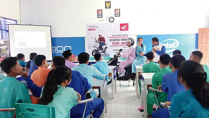 PT Capella Dinamik Nusantara Riau mengajak siswa SMKN 1 Pangkalan Lesung untuk menggunakan helm saat berkendara sebagai salah satu bagian dari safety riding.