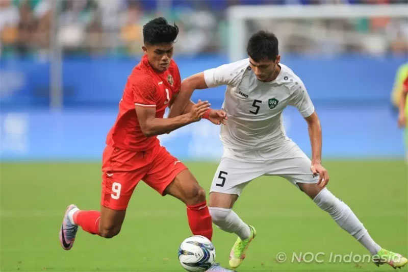Ramadhan Sananta (kiri) berebut bola dengan bek Uzbekistan, Khamraliev Mukhammadkodir di babak 16 besar Asian Games 2022, Kamis (28/9/2023).