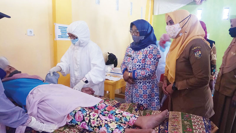 Kepala Perwakilan BKKBN Perwakilan Riau Mardalena Wati Yulia meninjau pelayanan KB dan MKJP di Desa Pantai Raja, Selasa (15/9/2020).(HUMAS BKKBN RIAU FOR RIAUPOS.CO)