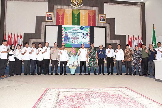 Bupati Bengkalis Kasmarni didampingi Wakil Bupati H Bagus Santoso berfoto bersama Kepala Badan Narkotika Nasional Provinsi (BNNP) Riau Brigjen Pol Robinson DP Siregar yang melakukan kunjungan kerja  ke Kabupaten Bengkalis, Rabu (2/11/2022).
