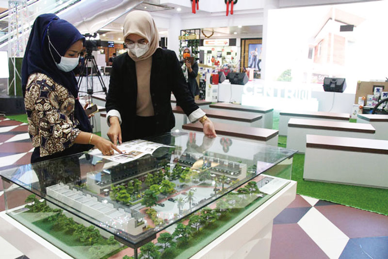 Seorang pengunjung melihat maket sebuah perumahan yang sedang dibangun saat pameran properti yang diadakan di Mega Mall, Batam, beberapa waktu lalu.