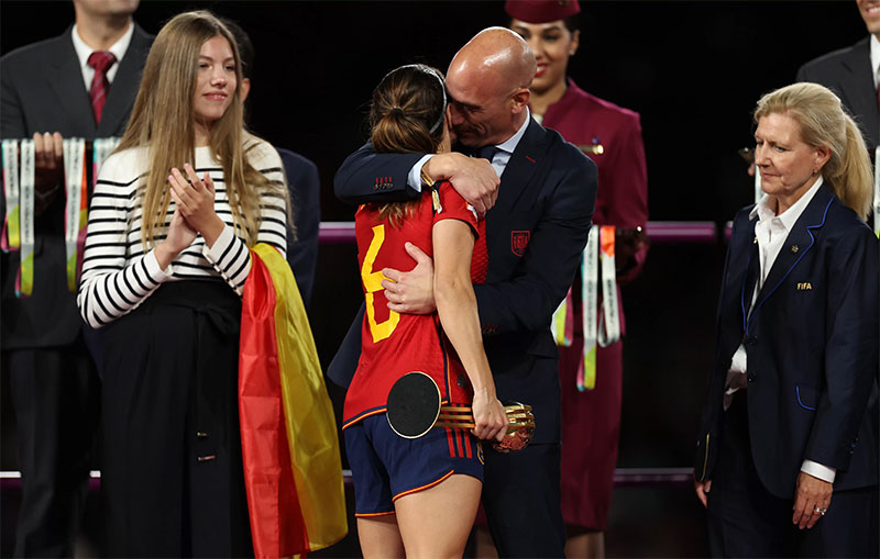 Presiden RFEF Luis Rubiales mendapatkan skors 90 hari dari FIFA buntut mencium bibir pemain timnas putri Spanyol Jennifer Hermoso.