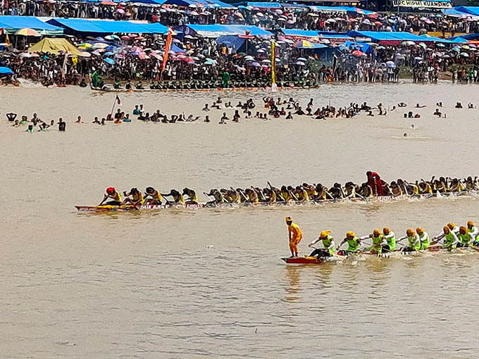 Jalur Pahlawan Kuantan Cahaya Kuansing (atas) saat berpacu dengan Langkah Siluman Buayo Danou di Tepian Narosa Telukkuantan, Selasa (23/8/2022).