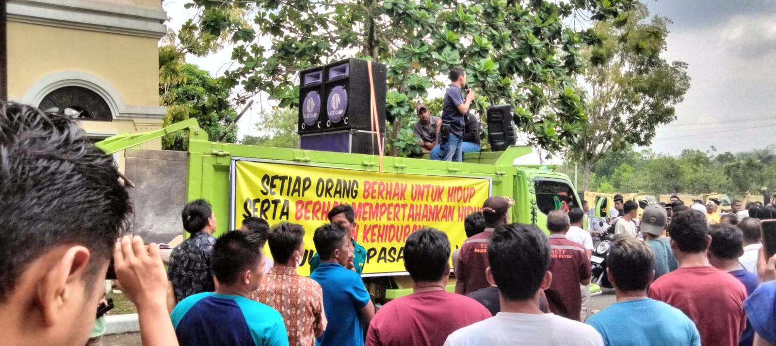 Forum Sopir dan Pekerja Tambang (FSPT) Kabupaten Kampar menggelar aksi demo di depan kompleks kantor DPRD Kampar, Bangkinang, Selasa (7/3/1/2023).