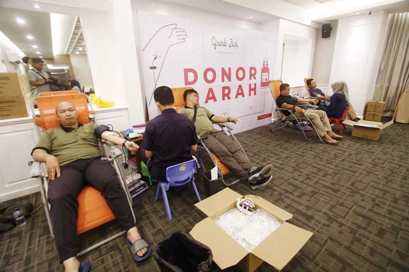 Suasana kegiatan donor darah dalam rangkaian HUT ke-20 Grand Zuri Hotel Pekanbaru, Kamis (13/7/2023).