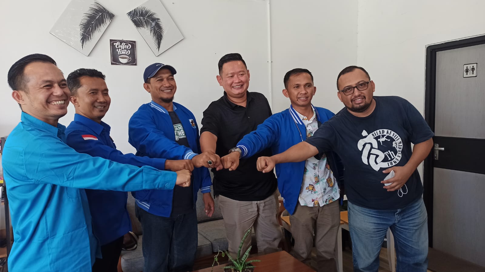 Usai konfrensi pers Pengurus Dewan  Pengurus Daerah (DPD) Komite Nasional Pemuda Indonesia (KNPI) Provinsi Riau salam kompak bersama, Rabu (16/3/2022).