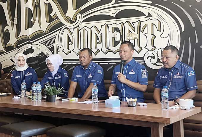 Ketua DPD Demokrat Riau Agung Nugroho didampingi Ketua DPC Demokrat Rohul Kelmi Amri dan Sekretaris DPD Demokrat Riau Arwan Citra Jaya saat menggelar coffee morning bersama insan pers di Rokan Hulu, Senin (30/5/202).