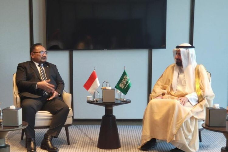 Menteri Agama RI Yaqut Cholil Qoumas (kiri) bertemu dengan Menteri Haji dan Umrah Arab Saudi Tawfiq F Al Rabiah di Kota Jeddah, Arab Saudi, Ahad (8/1/2023)