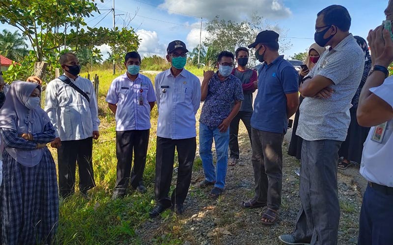 Bupati Kuansing Drs H Mursini MSi berbincang dengan tim Gugus Tugas Covid-19 dalam rangka pengawasan di Poskowas perbatasan Pucuk Rantau-Dharmasraya, akhir pekan lalu.