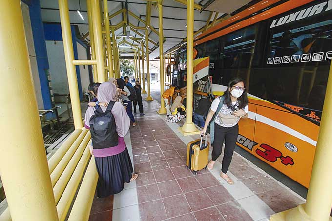 Suasana arus balik penumpang menggunakan bus di Terminal Bandar Raya Payung Sekaki (BRPS) Pekanbaru, tahun lalu. Harga tiket bus nonekonomi mengalami kenaikan tahun ini.