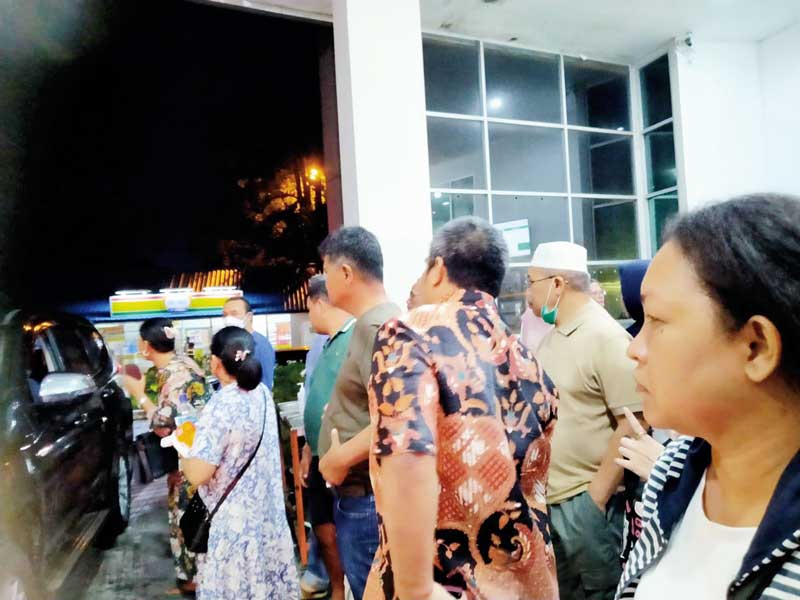 Suasana pelepasan jenazah korban di Rumah Sakit Pendidikan Universitas Riau, Ahad (9/7/2023).