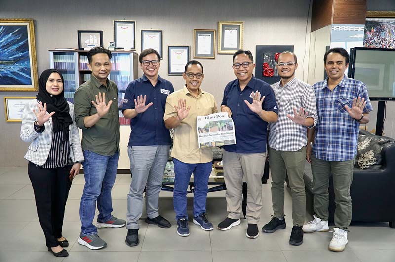Corporate Communication Manager Coordinator PT Sambu Dwianto Arif, Public Relation Head PT Sambu Arief Aria, foto bersama Direktur Riau Pos Asmawi Ibrahim didampingi Wakil Pemimpin Redaksi Riau Pos Abdul Gapur, Manajer Keuangan Riau Pos Hendro Kusbianto,