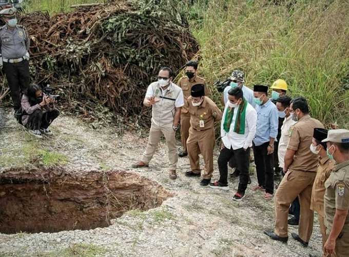 Bupati Pelalawan H Zukri Misran meninjau kerusakan Jalan Lintas Bono, Kecamatan Bunut, Selasa (4/5/2021).