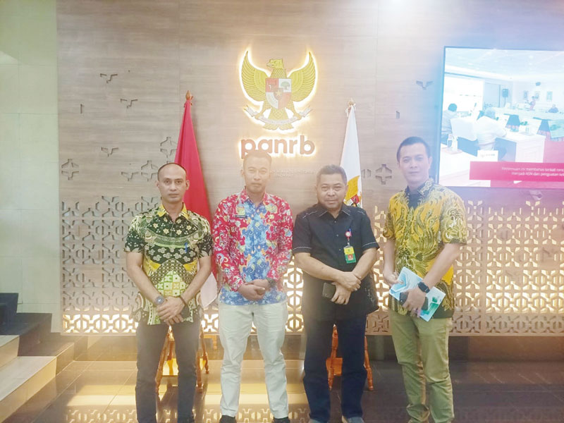 Sekwan Setya Hendro Wardhana, Kabag Umum Indra Agus Setiadi SE, Kasubag TU dan Kepegawaian Roma Della SIP dan Jabatan Fungsional Analis Keuangan Pusat dan Daerah Gagah Saputra SSos MIP foto bersama di Kantor Menpan-RB, Kamis (21/9/2023).