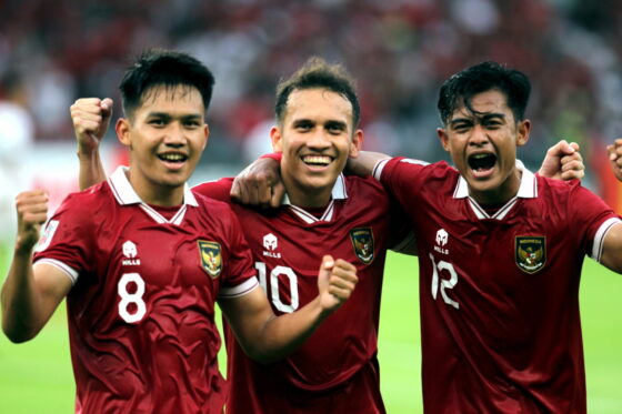 Pesepak bola Timnas Indonesia Witan Sulaeman (kiri), Egy Maulana Vikri (tengah) dan Pratama Arhan (kanan) melakukan selebrasi usai mencetak gol ke gawang Kamboja dalam pertandingan grup A Piala AFF 2022 di Stadion Utama gelora Bung Karno (SUGBK), Jakarta,