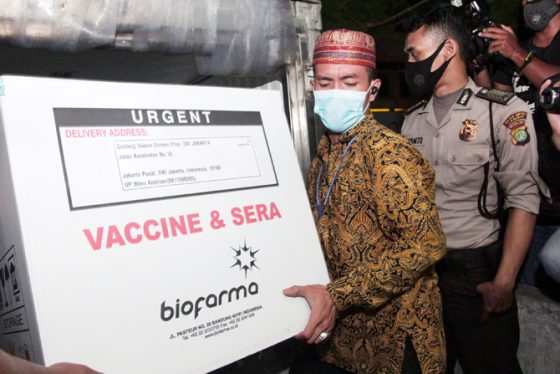 Petugas Dinas Kesehatan DKI Jakarta melakukan bongkar muat vaksin COVID-19 Sinovac setibanya di Dinas Kesehatan DKI Jakarta, Kamis (7/1/2021). (DERY RIDWANSAH/ JAWAPOS.COM)