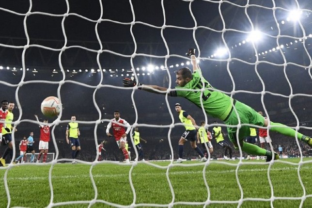 Kiper FC Zurich Yanick Brecher (kanan) gagal menghentikan tendangan bek Arsenal Kieran Tierney dalam pertandingan terakhir Grup A Liga Europa antara Arsenal dan FC Zurich.