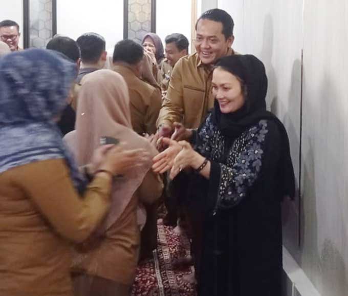 Sekwan DPRD Pekanbaru Hambali Nanda Manurung bersalaman dengan pegawai di Kantor DPRD Pekanbaru, Selasa (21/3/2023).