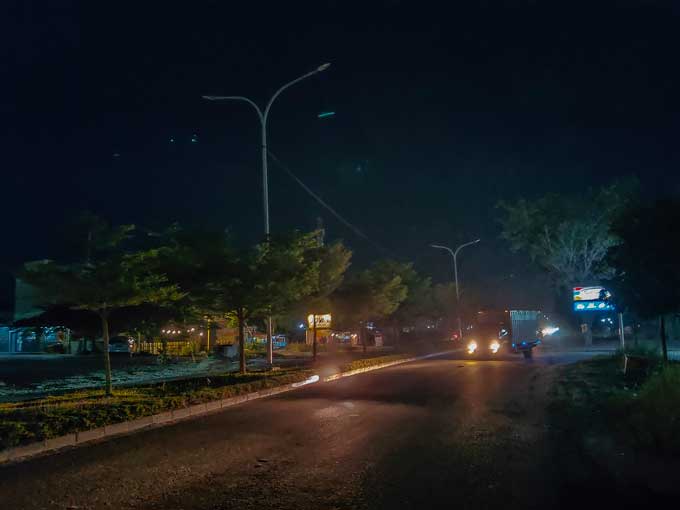 Beberapa lampu penerang jalan umum (PJU) yang berada di Jalan Soekarno Hatta tidak menyala pada malam hari. Kondisi ini membahayakan bagi pengendara yang melintas di kawasan tersebut, karena rawan terjadi tindak kejahatan dan kecelakaan. Foto diambil Rabu