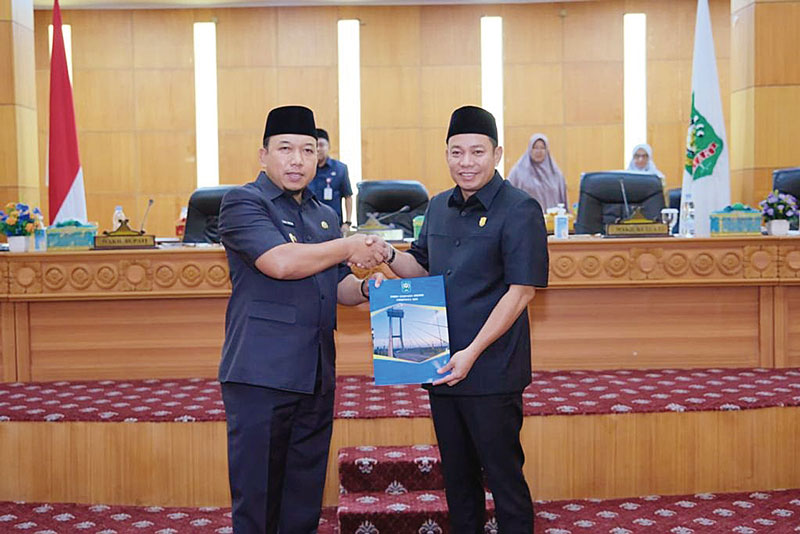 Ketua DPRD Siak Indra Gunawan (kanan) menerima RAPBD-P Tahun Anggaran 2023 dari Wakil Bupati Husni Merza usai menyampaikannya dalam sidang paripurna di Gedung Putri Kaca Mayang Kantor DPRD Siak, Selasa (19/9/2023).