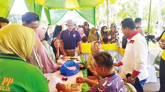 Wabup Rohil H Sulaiman SS MH melihat kegiatan operasi pasar murah di Bagansiapiapi,  Kamis (20/10/2011).