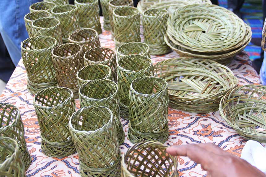 Hasil kerajinan yang dibuat dari limbah lidi kelapa sawit yang  bernilai ekonomis untuk menambah income masyarakat.