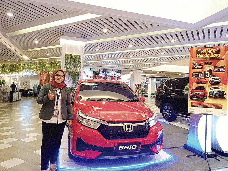 Sales Consultant Honda Arista Sudirman Ade Andriani memperkenalkan Honda New Brio di Mal Living World Pekanbaru, Selasa (29/8/2023).