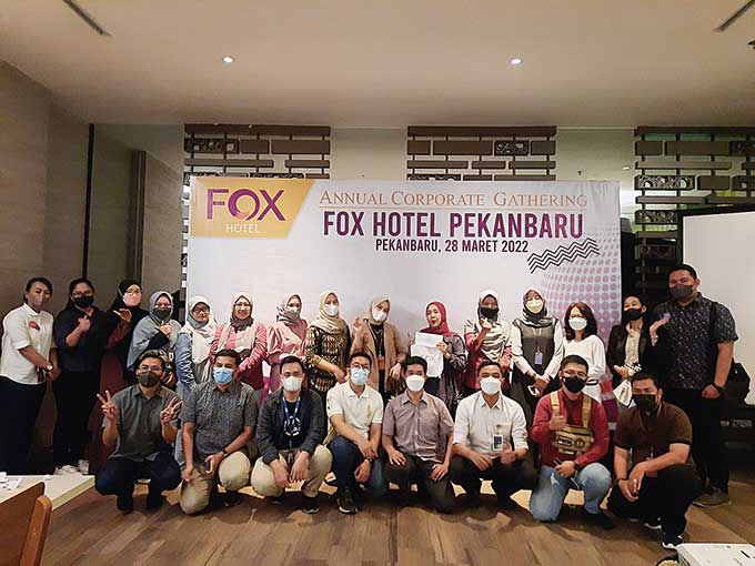 Manajemen Fox Hotel Pekanbaru foto bersama rekanan dalam Annual Corporate Ghatering 2022, Senin (28/3/2022).