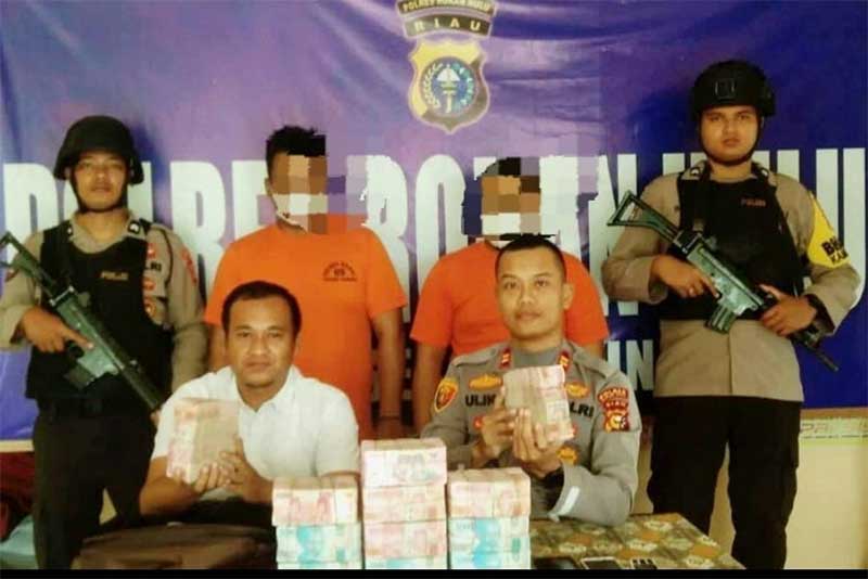 Kapolsek Tandun Iptu Ulik Iwanto SH saat ekpose perkara tindak pidana penggelapan uang senilai Rp1,086 miliar dengan menghadirkan para tersangka dan barang bukti di Mapolsek Tandun, Ahad (16/4/2023).
