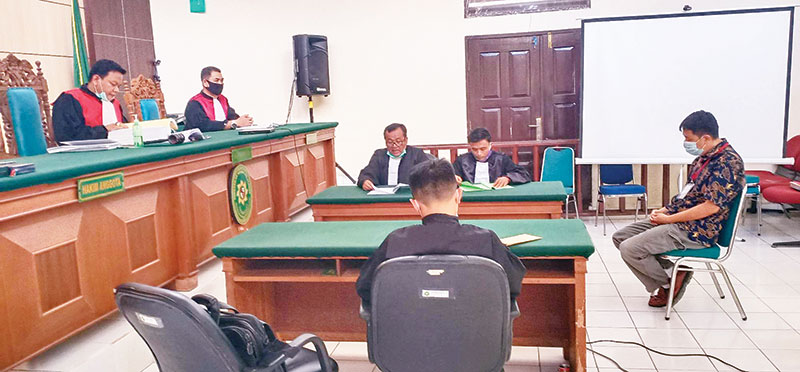 Terdakwa PT Adei yang diwakili Goh Keng EE selaku direktur mendengarkan pembacaan eksepsi dari penasihat hukum dalam sidang lanjutan kasus karhutla di PN Pelalawan, Selasa (21/7/2020).(M AMIN AMRAN/RIAUPOS.CO)