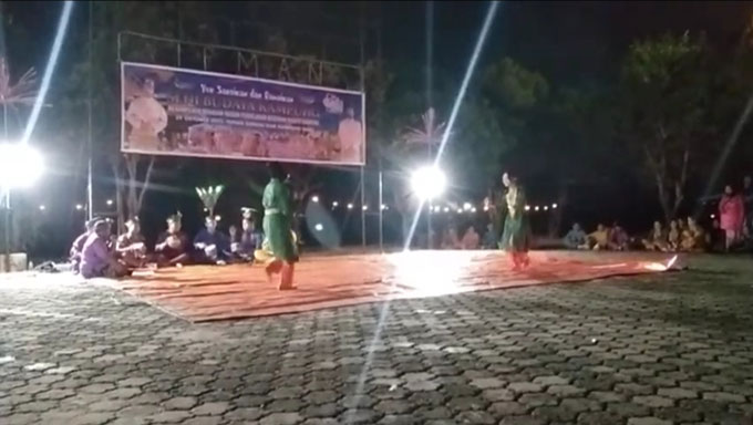 Masyarakat Senapelan menampilkan seni budaya kampung dalam rangka memperingati hari Sumpah Pemuda, Sabtu (29/10/2022).