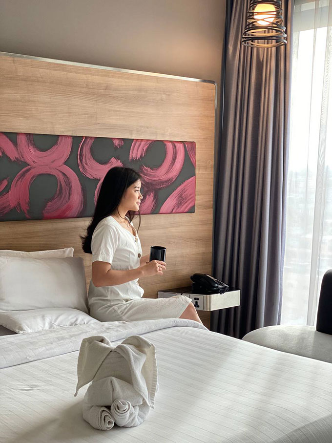 Suasana kamar hotel di Novotel Pekanbaru yang mewah. November ini disiapkan promo Whatsapp Direct Booking untuk memudahkan dan memberi keuntungan untuk para tamu.