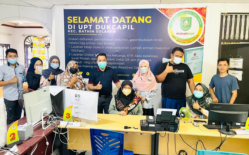 UPT Disdukcapil Kecamatan Bathin Solapan, Bengkalis membuka layanan tunggu hari Sabtu dan Ahad. Layanan ini untuk memudahkan masyarakat dalam pengurusak dokumen kependudukan.(foto diambil Sabtu, 20/11/2021).