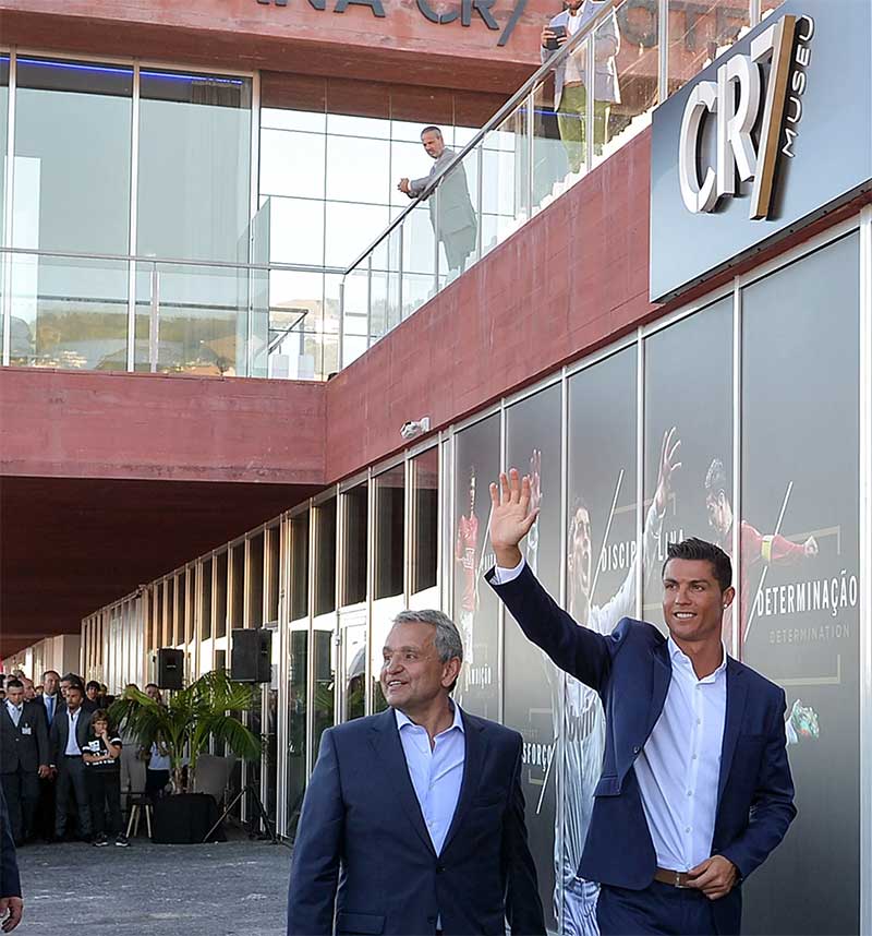 Cristiano Ronaldo menyapa fans dalam peresmian Hotel Pestana CR7 di Madeira tujuh tahun silam.