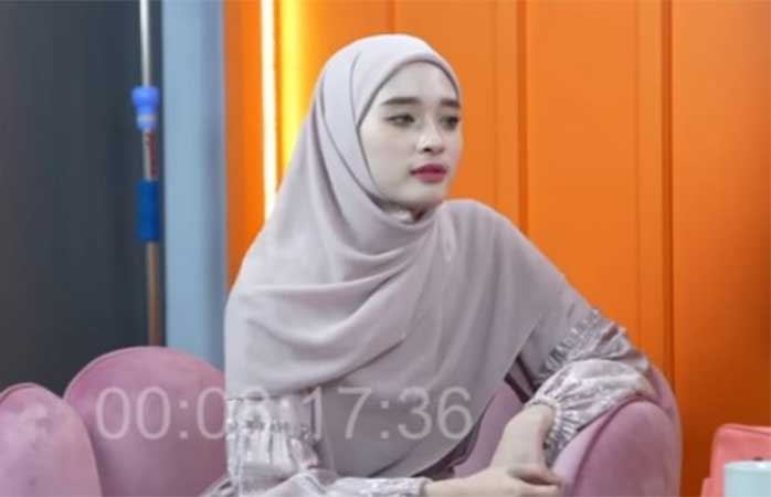 Inara Rusli lepas cadar.