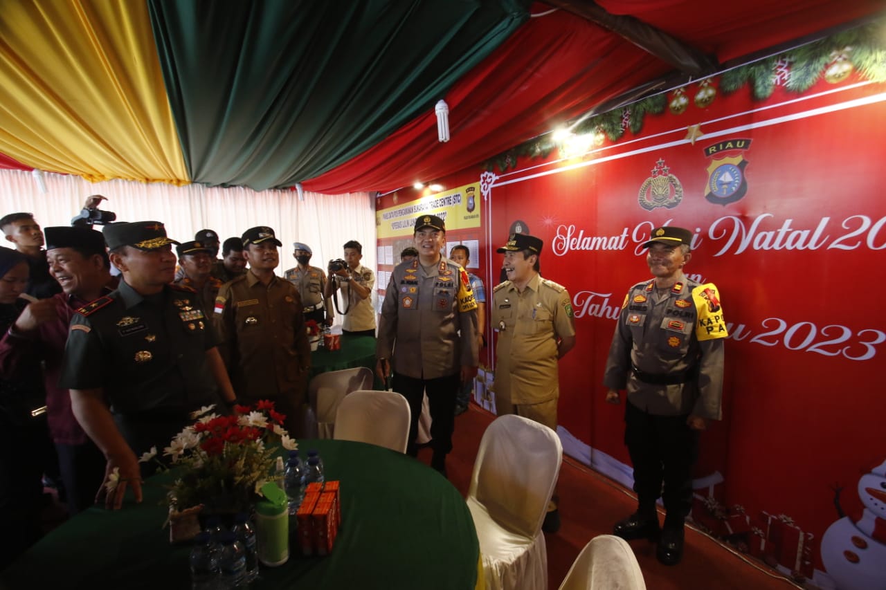 Tinjau :  Gubernur Riau melakukan peninjauan ke salah satu Gereja di Jalan Hang Tuah Pekanbaru, Sabtu (24/12/2022).