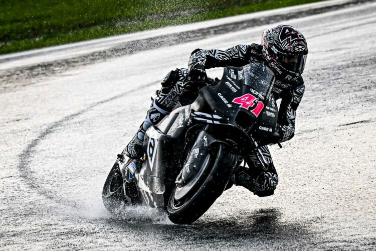 Rider Aprilia Aleix Espargaro saat tampil di tes pramusim MotoGP di Sirkuit Sepang, Malaysia, Sabtu (11/2/2023).