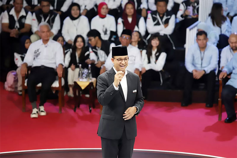 Capres nomor urut 1 Anies Baswedan menyampaikan visi misinya dalam debat perdana Capres dan Cawapres 2024 di Gedung KPU, Jakarta, Selasa (12/12/2023).
