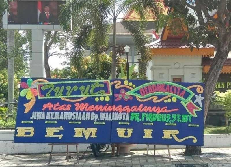 Papan bunga dari Badan Eksekutif Mahasiswa (BEM) Universitas Islam Riau (UIR)yang diletakkan di Jalan Sudirman, Pekanbaru, Selasa (5/5/2020) .(AFIAT ANANDA/RIAUPOS.CO)