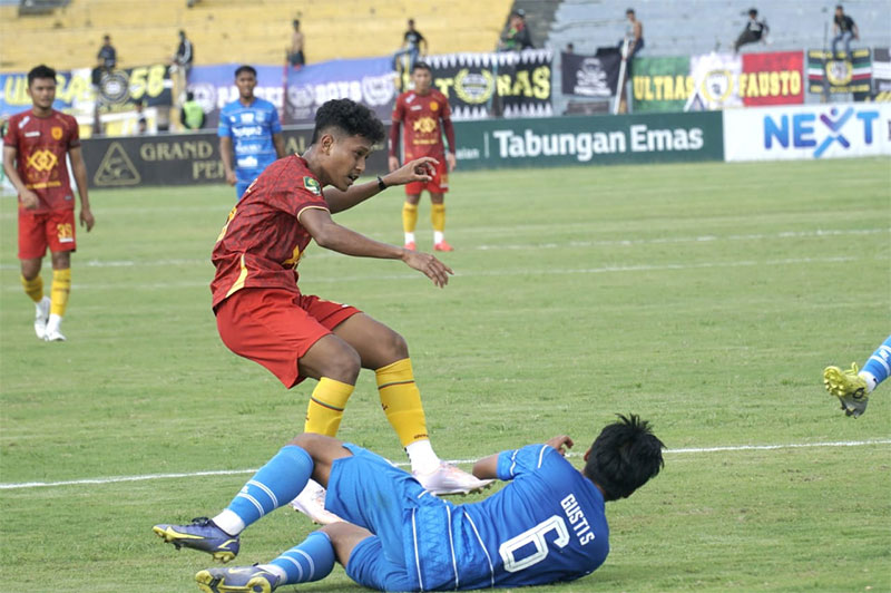 Penyerang PSPS Riau Asir Aziz melepaskan tendangan yang sukses membobol gaang PSDS Deli Serdang dalam lanjutan Liga 2 Indonesia di Stadion Kaharuddin Nasution Rumbai, Pekanbaru, Ahad (12/11/2023).