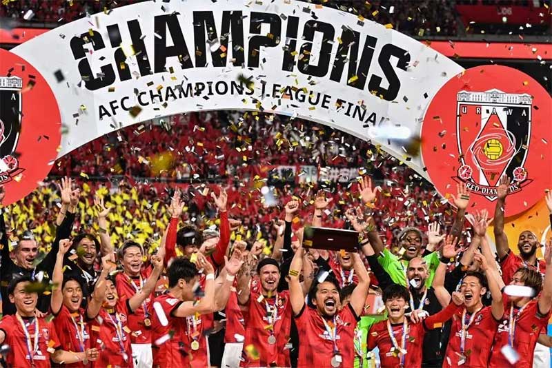 Skuad Urawa Red Diamonds merayakan gelar juara Liga Champions Asia.
