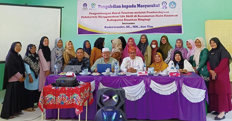 Masyarakat foto bersama dengan narasumber usai acara pemahaman pengembangan wisata di Kecamatan Hulu Kuantan, Rabu (2/8/2023).