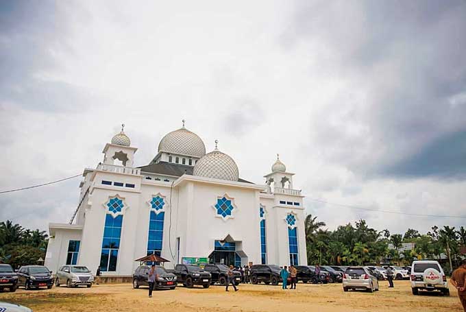 Gubernur Riau Syamsuar saat mengunjungi Masjid Darussalam di Desa Serasem, Kabupaten Inhu, Jumat (13/1/2023). Foto kanan, tampak masjid berdiri megah di lahan yang cukup luas.