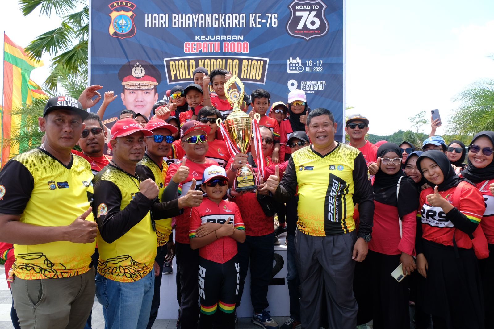 Waka Polda Riau Brigjen Pol Drs Tabana Bangun (kanan), menyerahkan Piala Bergulir kepada juara Umum Klub Riau Roller Skate (RRS) Pekanbaru di hadapan para atlet, pada Kejuaraan Sepatu Roda Piala Kapolda Riau 2022 di Bundaran Perkantoran Tenayan Raya Pekan
