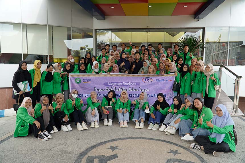 Redaktur Pelaksana Pendapatan Riau Pos Syahrul Mukhlis beserta Dekan FKIP UPP Dr Pipit Rahayu MPd  foto bersama dengan mahasiswa Universitas Pasir Pengaraian (UPP), Fakultas Keguruan dan Ilmu Pendidikan (FKIP), Prodi Pendidikan Bahasa Inggris saat berkunj