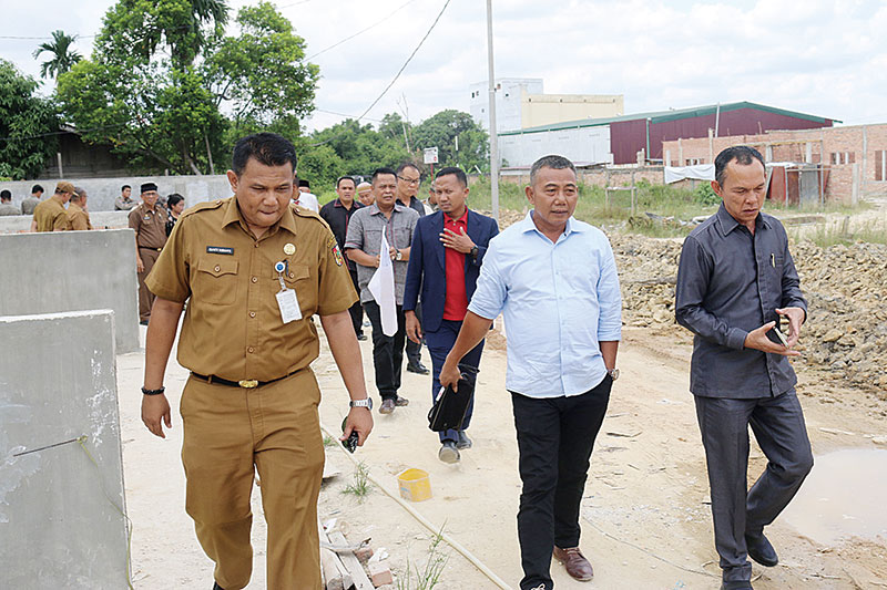 Ketua Komisi IV DPRD Pekanbaru Sigit Yuwono ST (tengah) bersama anggota Komisi IV, saat kunjungan ke Jalan Lili, RT 3/RW 1, Kelurahan Kedung Sari, Sukajadi, Kota Pekanbaru, Senin (16/3/2020).