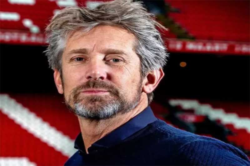 Edwin van der Sar masih dalam perawatan intensif mengatasi masalah pendarahan otak.