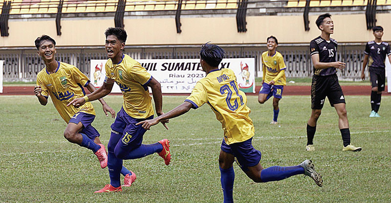 Para pemain Riau saat merayakan salah satu gol ke jala Bengkulu dalam babak penyisihan Grup A Porwil XI di Stadion Utama Riau, Ahad (5/11/2023). Setelah menang atas Bengkulu, hari ini Riau juga memburu kemenangan atas Jambi.